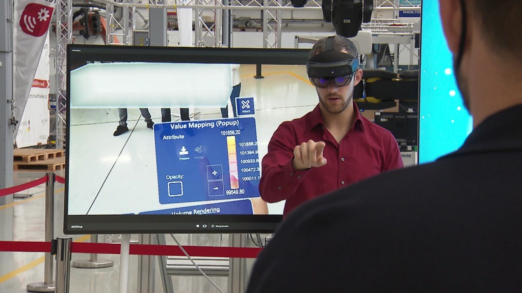 Mann trägt eine Augmented Reality Brille