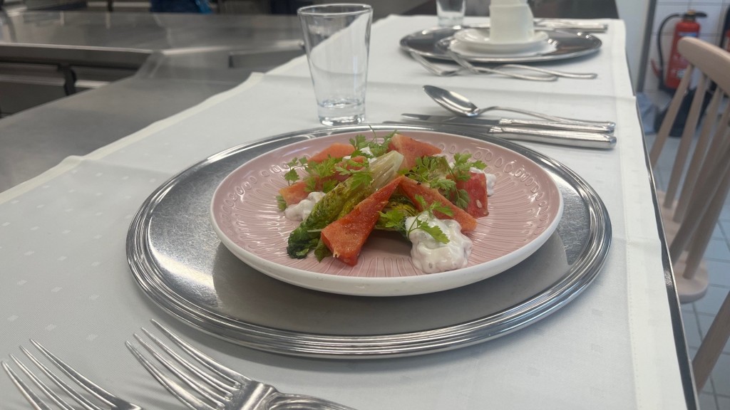 Gebratener Kopfsalat mit gegrillter Wassermelone und Mandelcrème 