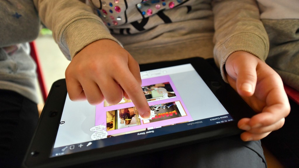 Ein Kind tippt auf einem Tablet