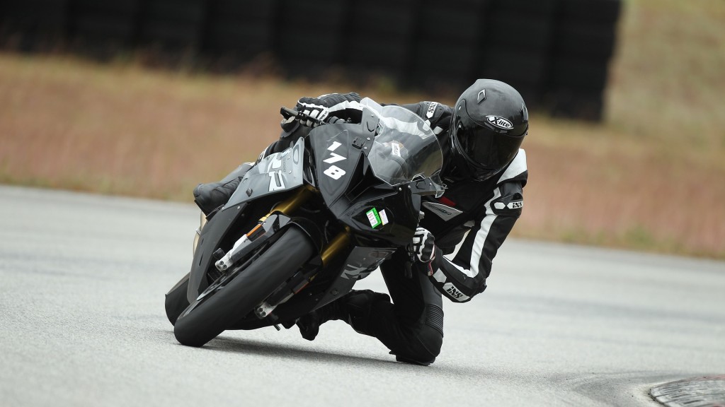 Motorradfahrer in Schräglage