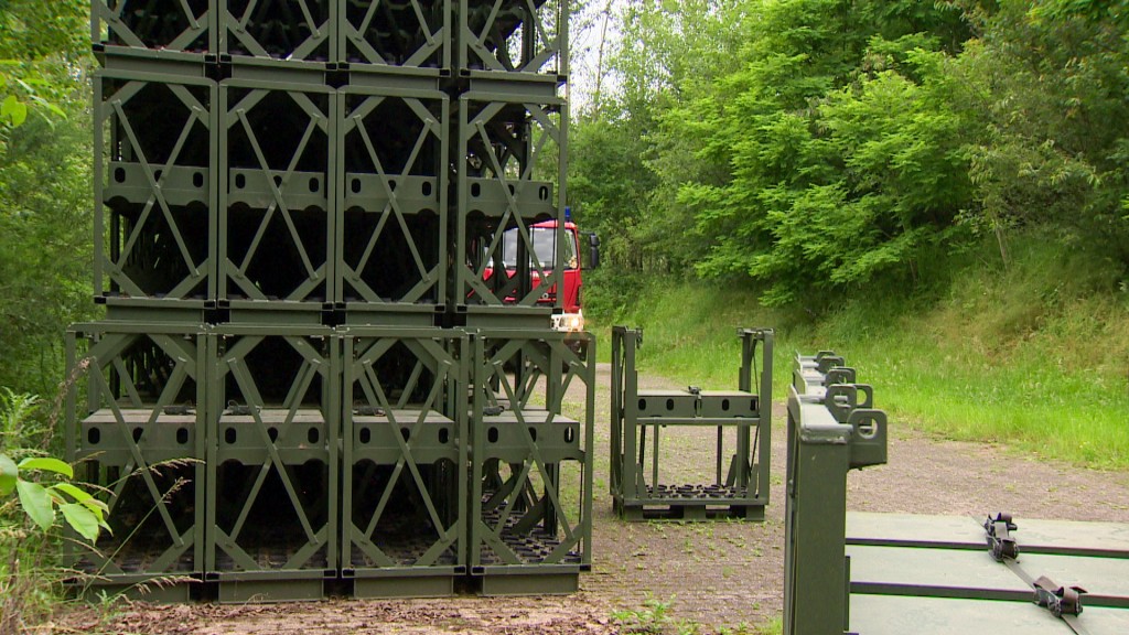 Leere Lagerkörbe stehen auf dem Gelände des Munitionsdepot in Eft-Hellendorf