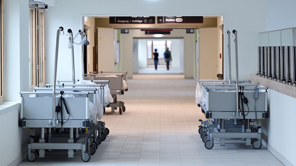 Krankenbetten stehen im Flur einer Klinik
