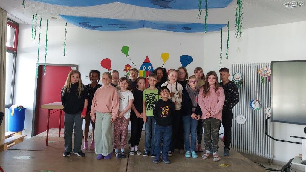 Schülerinnen und Schüler der dritten und vierten Klasse der Grundschule Wemmetsweiler