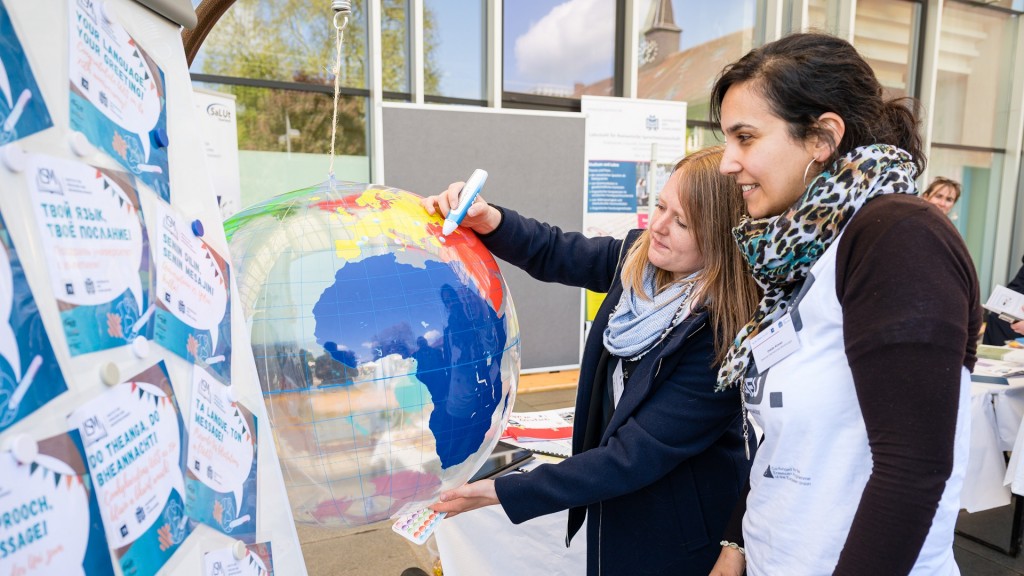 Am Tag der offenen Tür werden vor dem Campus Center die internationalen Studiengänge und weltweiten Kooperationen der Universität präsentiert.
