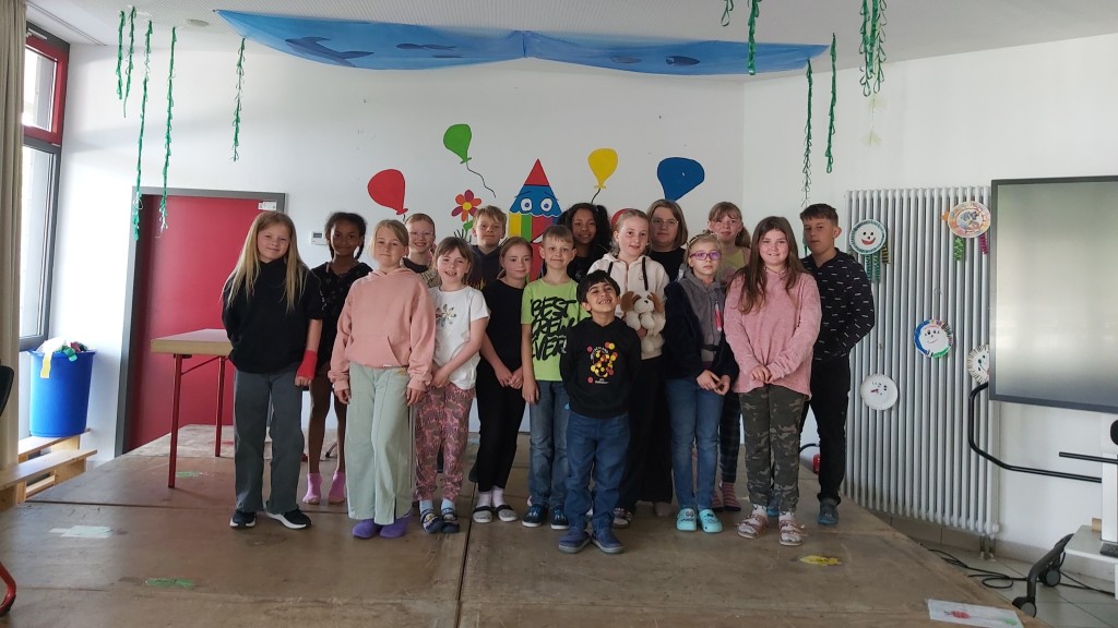 Schülerinnen und Schüler der dritten und vierten Klasse der Grundschule Wemmetsweiler