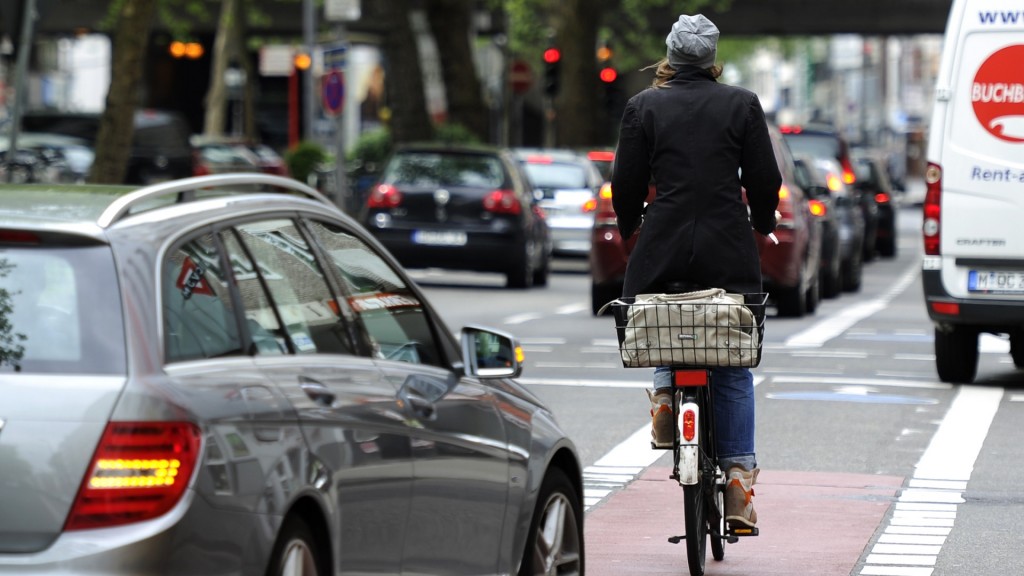 Radfahrerin und ein abbiegendes Fahrzeug im Straßenverkehr