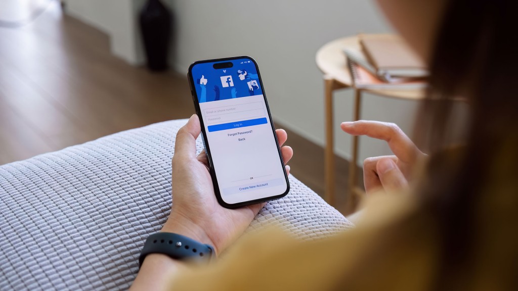 Eine Frau mit Facebook auf einem Smartphone