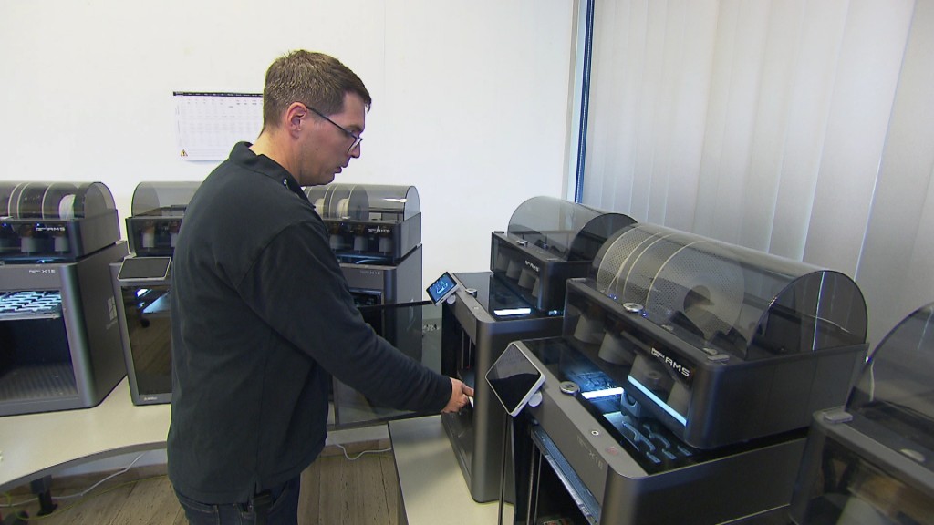 20 3D-Drucker stehen im neuen Kompetenzzentrum der HWK in Saarbrücken.