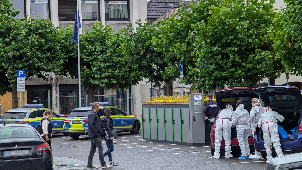 Das Gebäude der Sparkasse Saarlouis, davor Polizeiautos und Einsatzkräfte