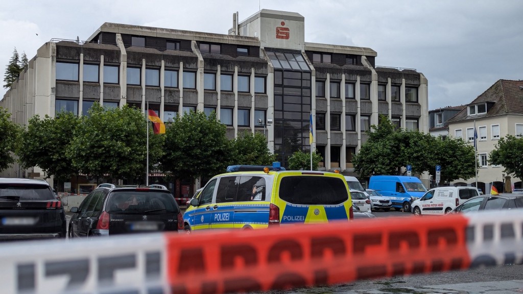 Foto: Das Gebäude der Sparkasse Saarlouis, davor Polizeiautos und Absperrband
