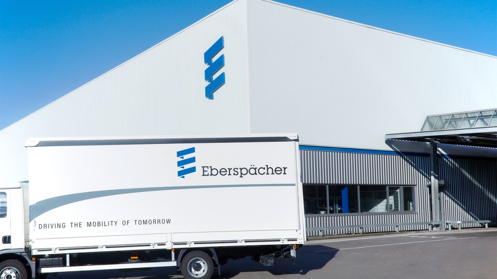 Ein LKW mit dem Logo der Fima Eberspächer vor einem Lagergebäude.