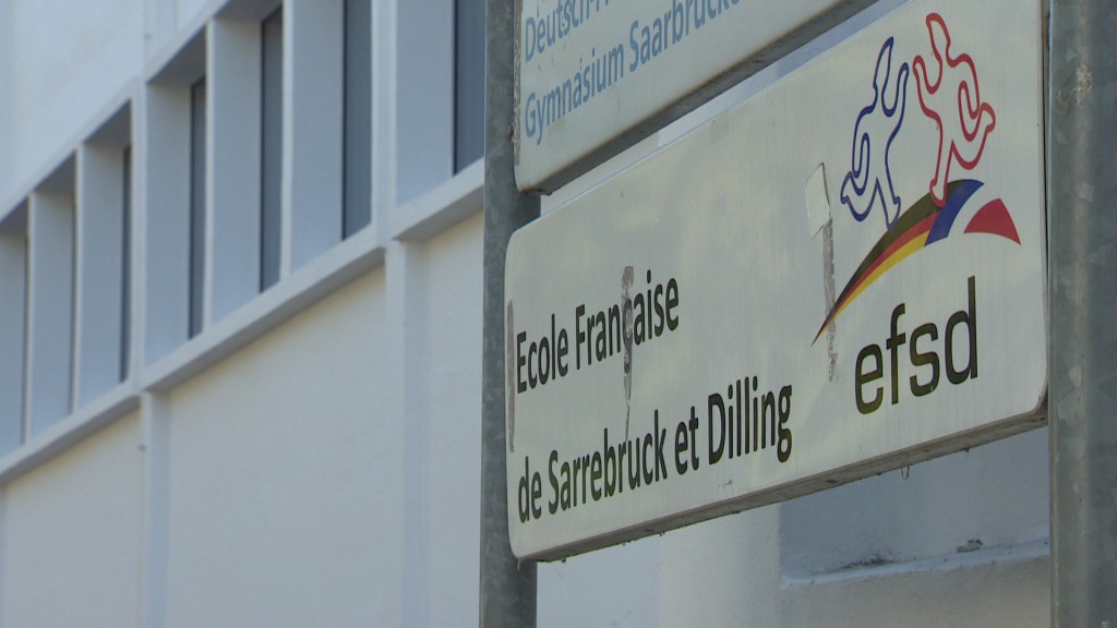  Beschilderung des Deutsch-Französischen-Gymnasiums