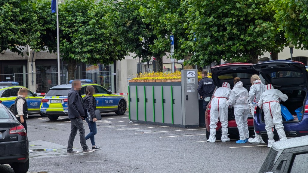 Einsatzkräfte der Spurensicherung an der Sparkasse in Saarlouis