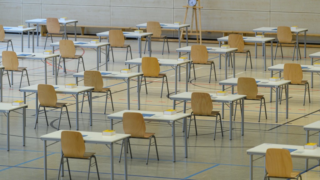 Foto: Symbolbild: Leere Stühle in einem Prüfungssaal. 