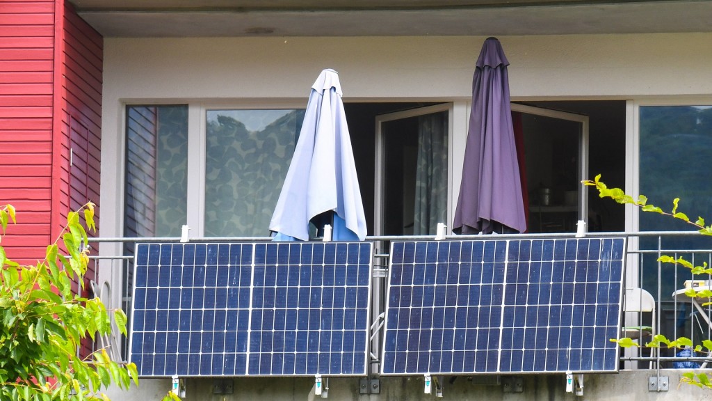 Foto: Balkonkraftwerk. Solarpanele hängen an einem Balkon.