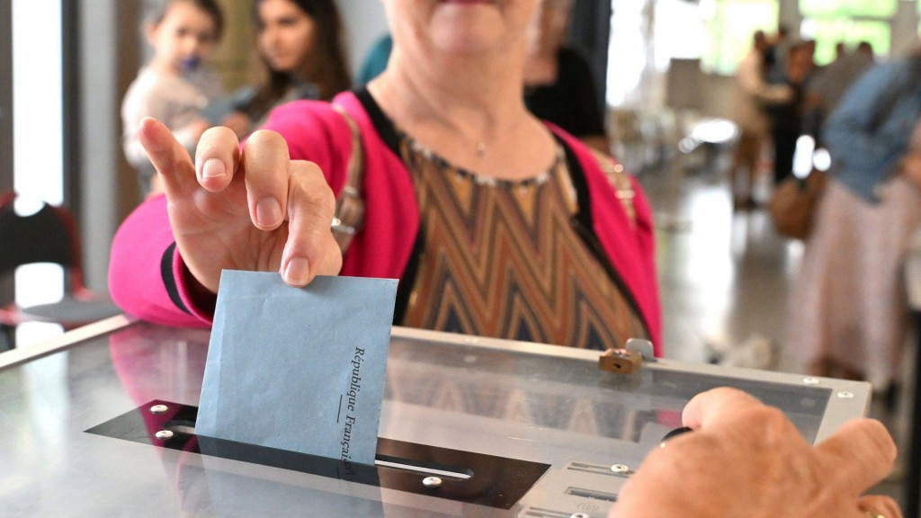 Eine Frau wählt in Frankreich