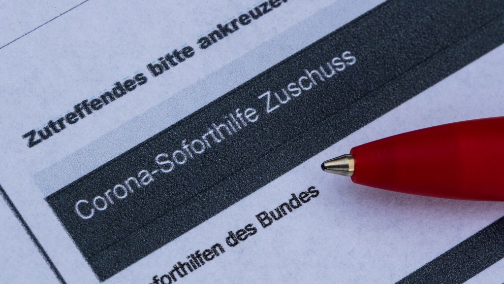 Ein Stift liegt auf einem Antrag für den Corona-Soforthilfe-Zuschuss. 