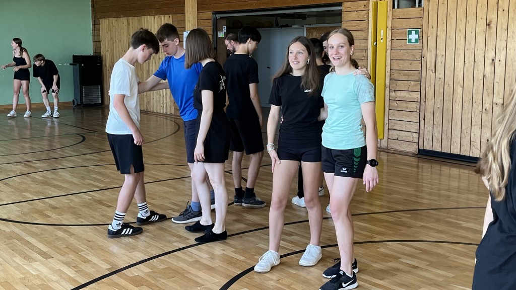 Schüler tanzen in einer Turnhalle