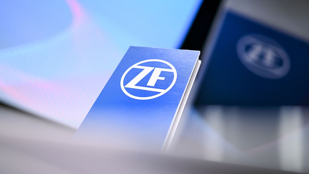 Eine Stele mit dem ZF-Logo