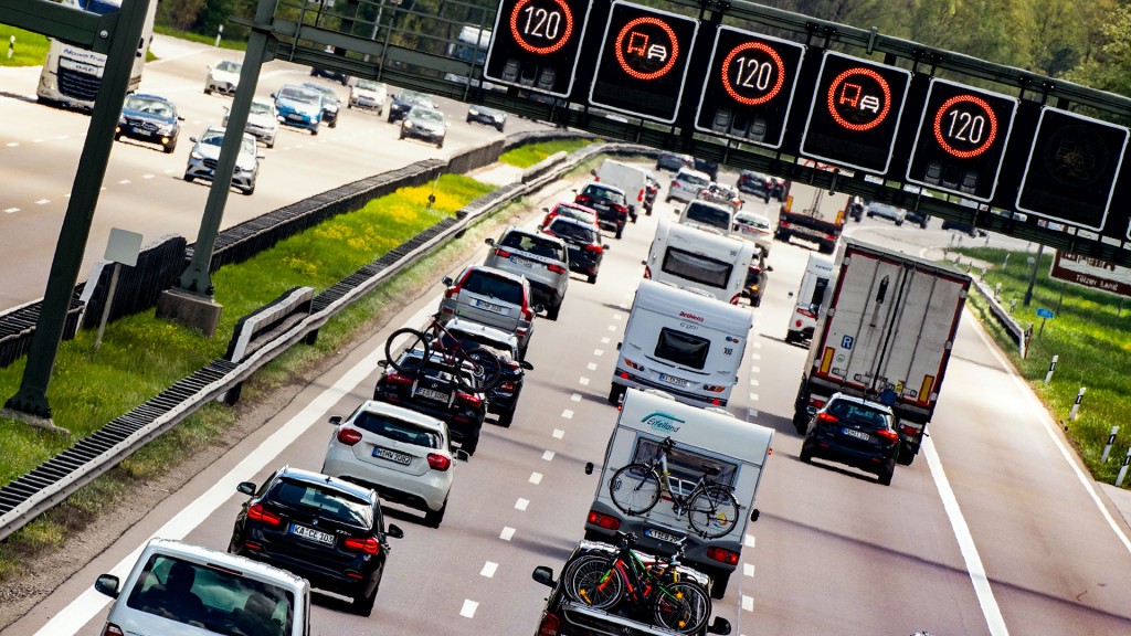 Dichter Reise-Verkehr bildet lange Staus zur Urlaubszeit