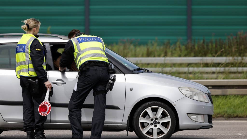  Polizisten kontrollieren Fahrzeuginsassen