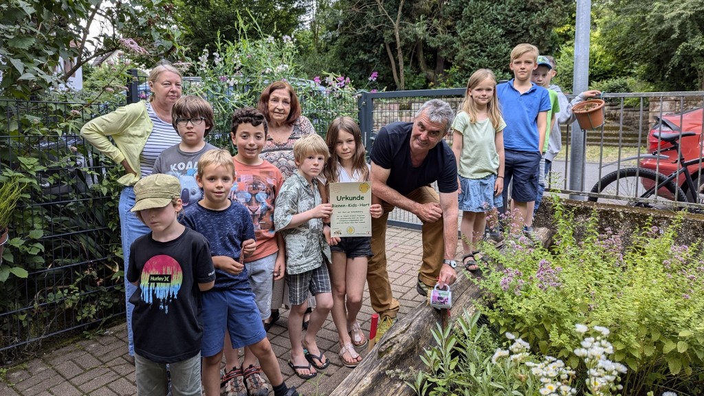 Albrecht Trenz mit der Kinderhortgruppe am Saarbrücker Schenkelberg