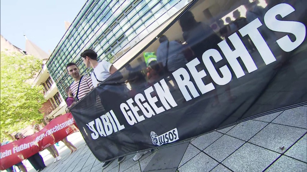 Teilnehmer einer Demo vor dem Saarbrücker Rathaus.