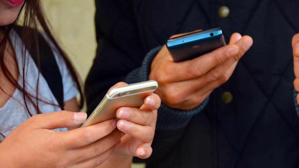 Zwei Personen benutzen ihr Handy