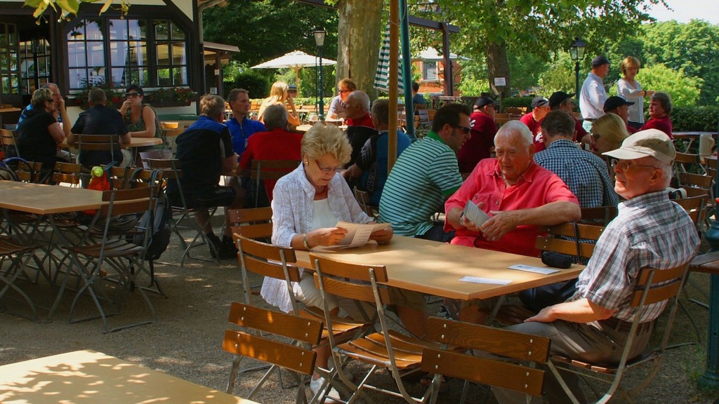 Gäste im Biergarten