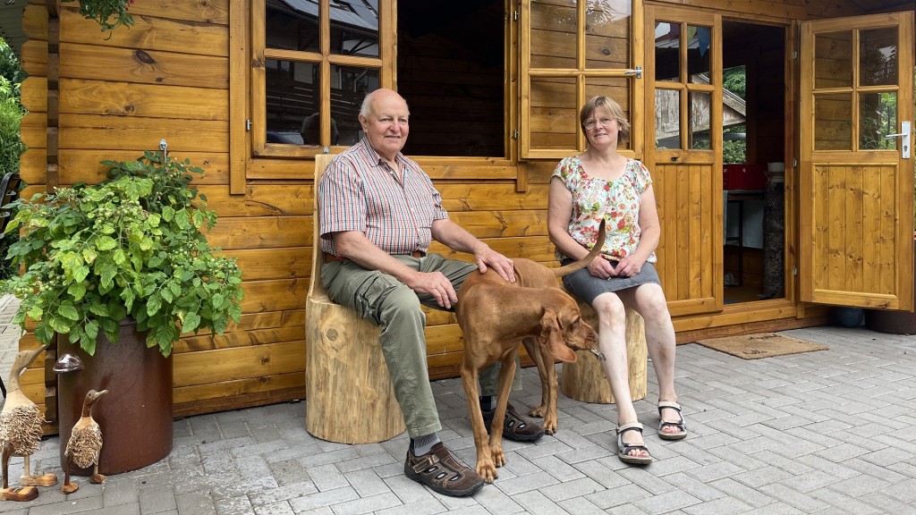 Herbert und Rita  - die edlen Stühlespender vor ihrer eigenen Almhütte