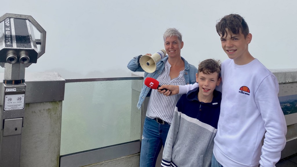 Natalie aus Weiskirchen mit ihren Kindern auf dem Schaumbergturm