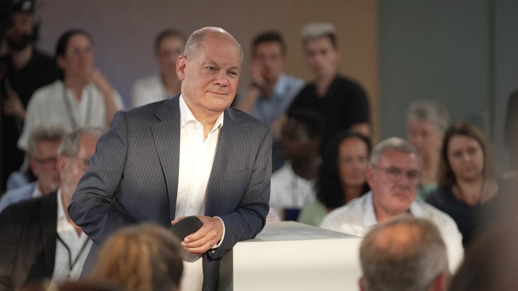 Foto: Bundeskanzler Scholz hört einer Frage beim Bürgerdialog zu. 