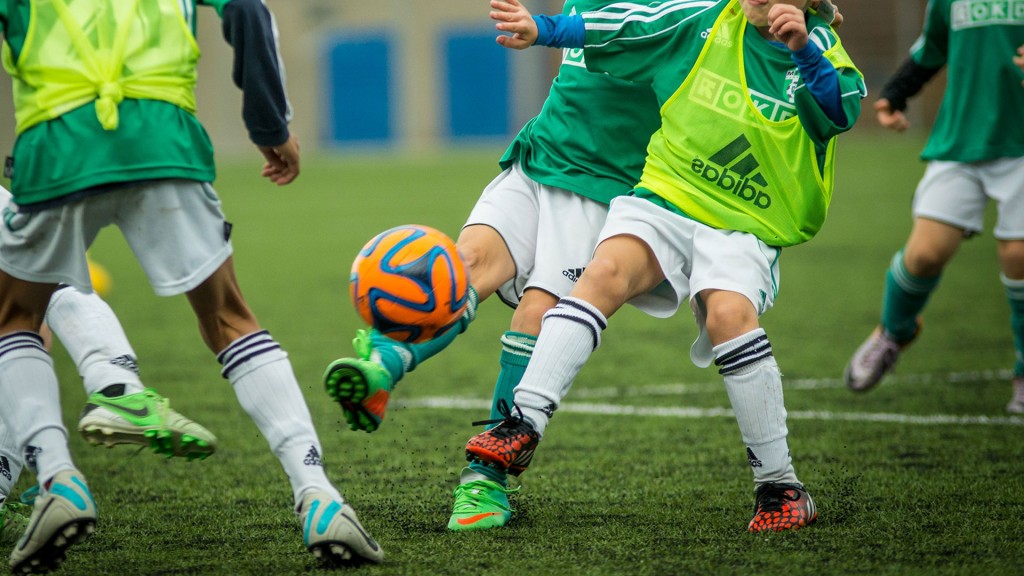 Jungs spielen Fußball