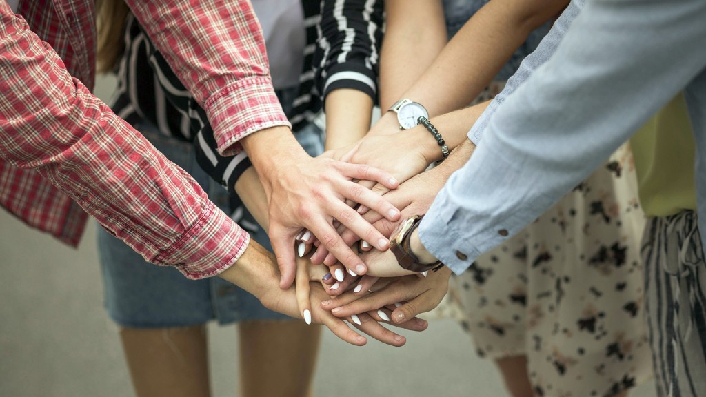 Menschen legen die Hände zusammen 