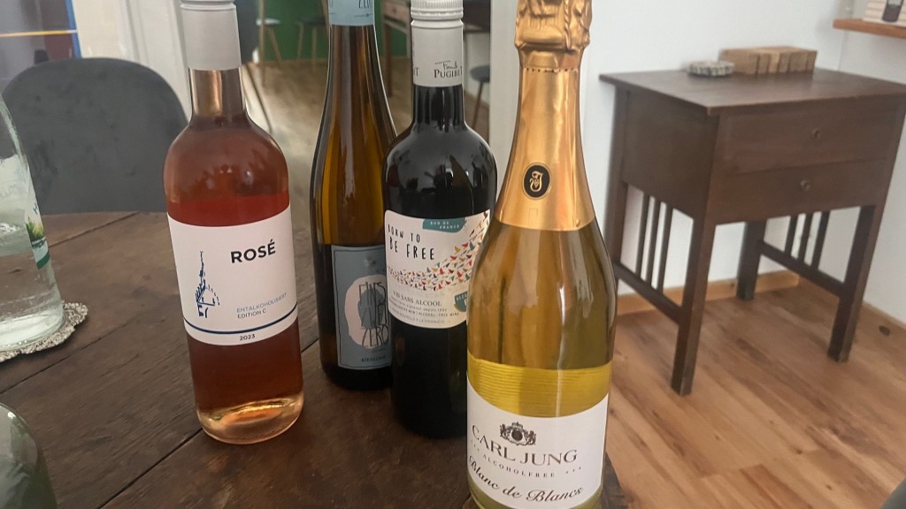 Mehrere alkoholfreie Weine und ein Schaumwein stehen auf einem Tisch