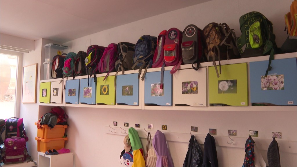 Schulranzen stehen auf einem regal in einer Schule