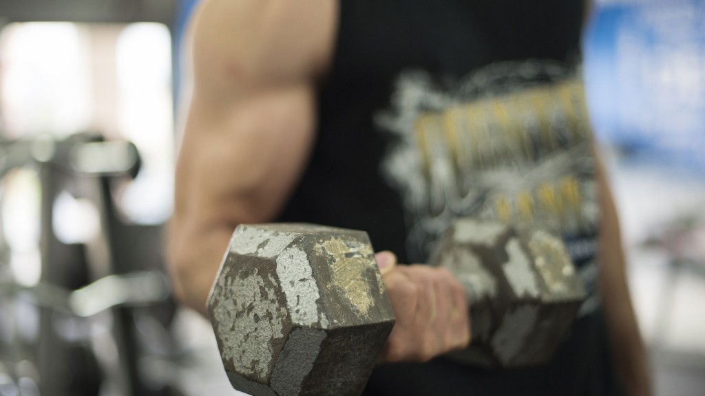 Ein Mann stemmt eine Kurzhantel im Fitnessstudio