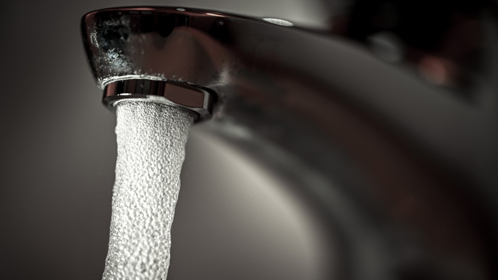 Trinkwasser läuft aus einem Wasserhahn