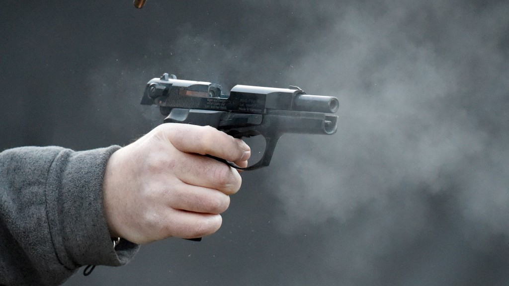 Handfeuerwaffe wird abgeschossen