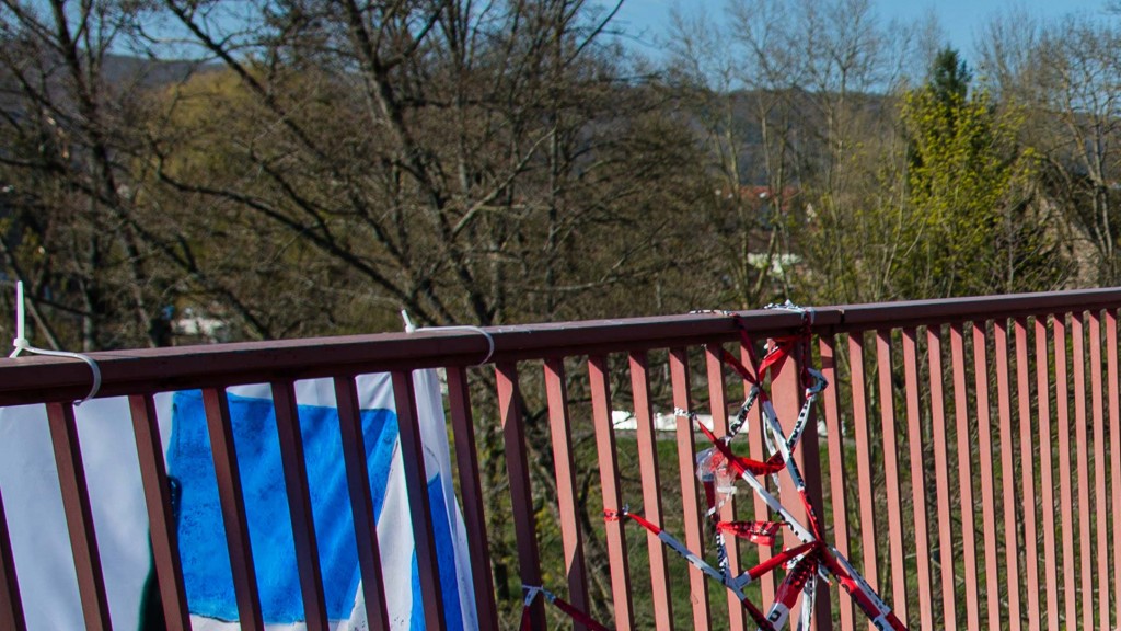 Mann auf der Brücke der Freundschaft zwischen Kleinblittersdorf und Großblittersdorf