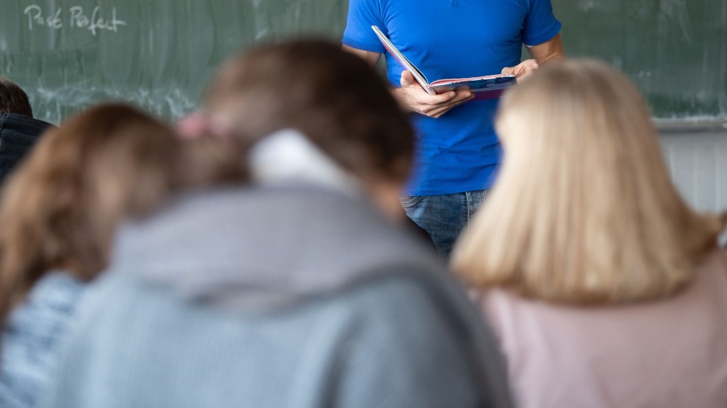 Foto: Ein Lehrer unterrichtet in einem Klassenzimmer