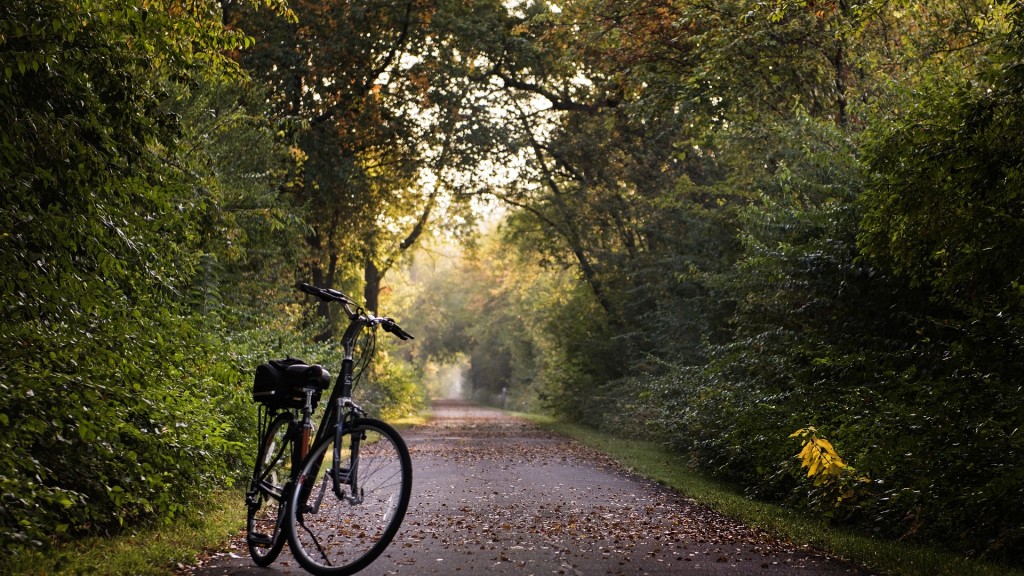 Ein Fahrrad steht auf einem Fahrradweg