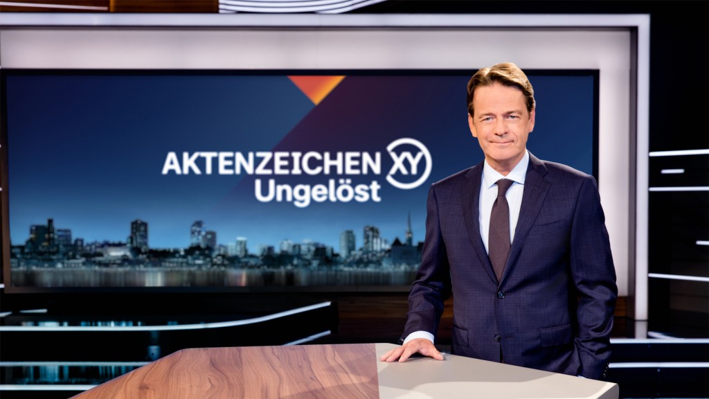 ZDF-Moderator im Studio der Sendung Aktenzeichen xy ungelöst