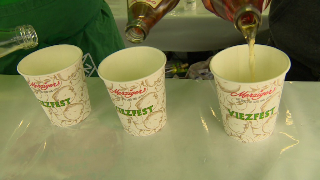 Becher mit Viez auf dem Viefzest in Merzig