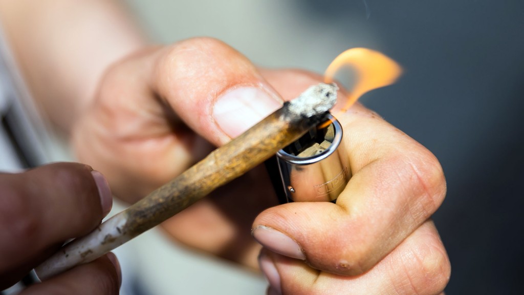 Foto: Ein Joint wird angezündet