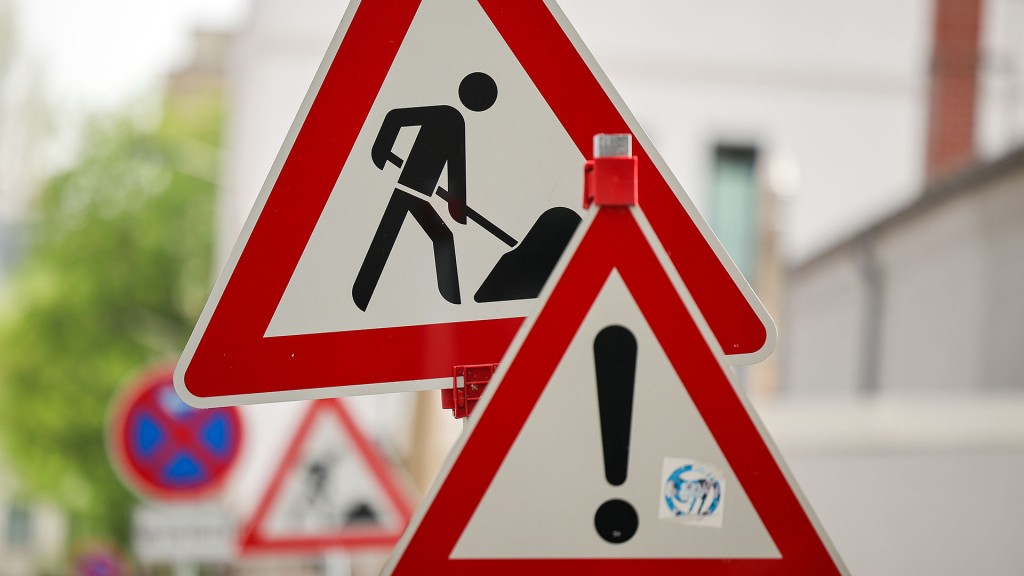 Schilder warnen vor einer Baustelle