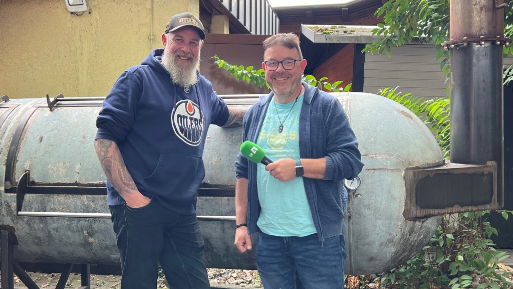 BBQ-Experte Robert Wagner gemeinsam mit SR 3-Moderator Christian Job vor einem Smoker