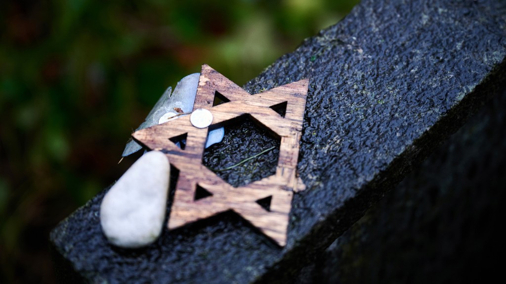 Ein lädierter Davidstern, Symbol des Judentums, liegt an einem Gedenkstein