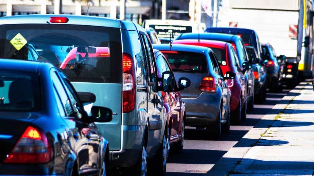 Autoverkehr. Eine stark befahrende Straße