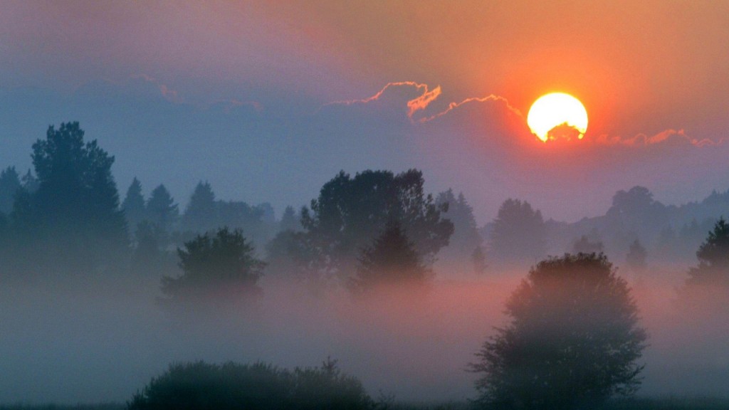 Sonnenaufgang mit Nebelschwaden über der Landschaft